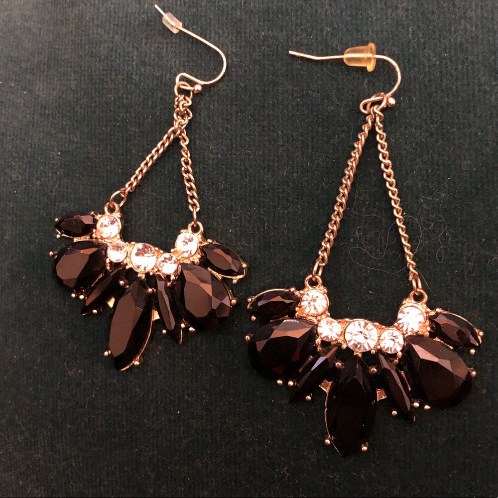 Sparkly, dangling earrings 1920s vibe